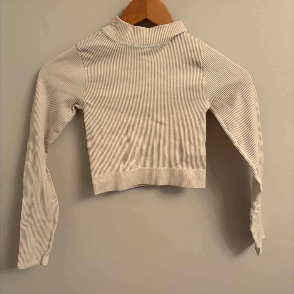 Urban Outfitters Ribbed Cropped Long Sleeve 🤍